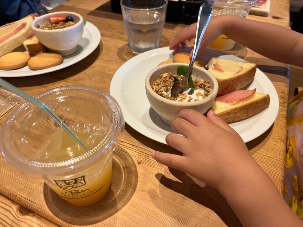 ル・パン・コティディアンのキッズメニュー。蓋つきプラカップに入ったドリンク付き。