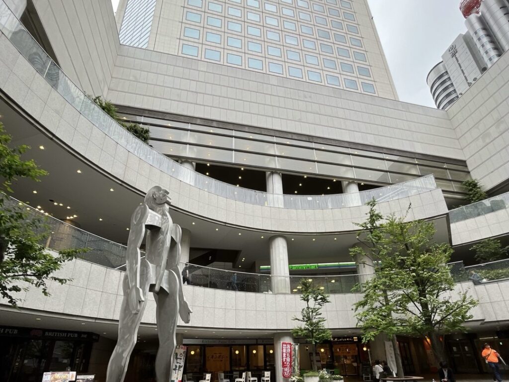 ル・パン・コティディアン東京オペラシティ店の入る複合ビルの外観