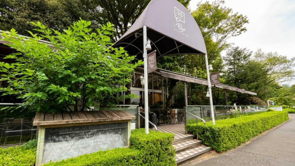 東京・芝公園にあるLe Pain Quotidienの外観。木々に囲まれた店舗正面の様子。