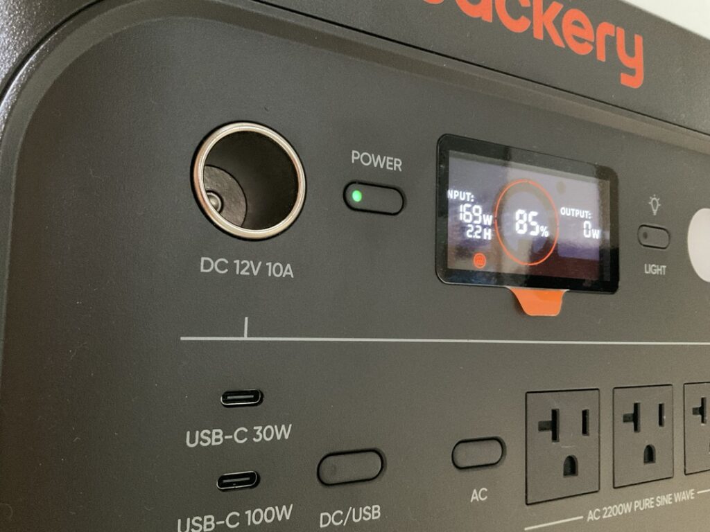 Jackery2000Newを5月中旬にベランダでソーラー発電し、12時台に169Wを記録した画像。