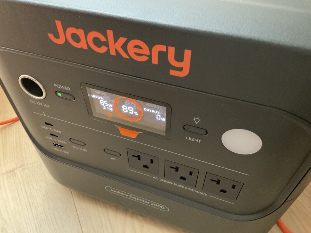 Jackery2000Newを5月中旬にベランダでソーラー発電し、13時台に85Wに発電量が急落した画像。