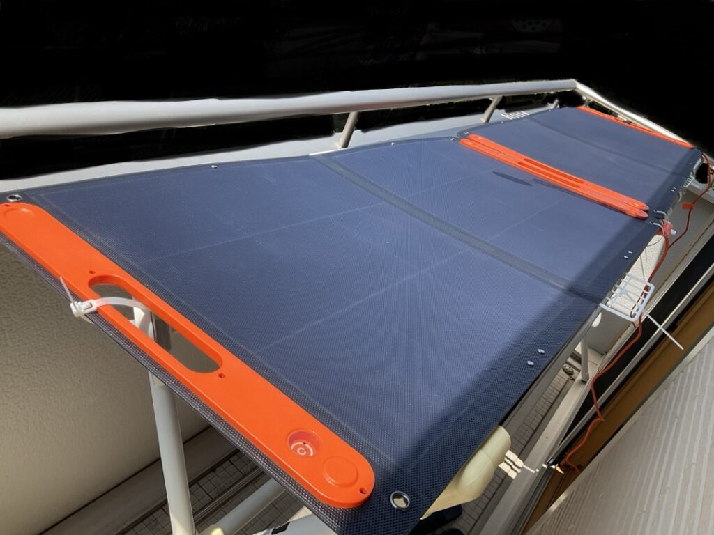 2026年5月中旬のソーラー発電開始時にSolar Saga100を2枚洗濯干しスタンドに設置した様子