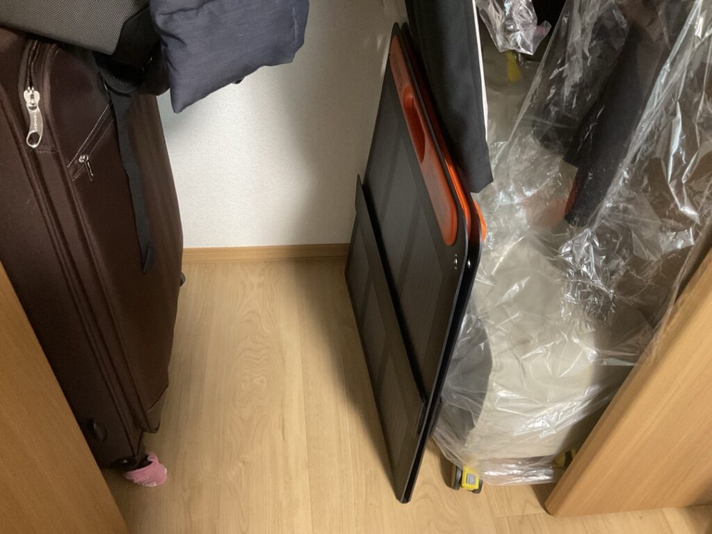 Jackery SolarSaga100を折りたたんでクローゼット内に収納している様子。防災用ソーラーパネルが省スペースで片付けられるサイズ感が分かる写真。