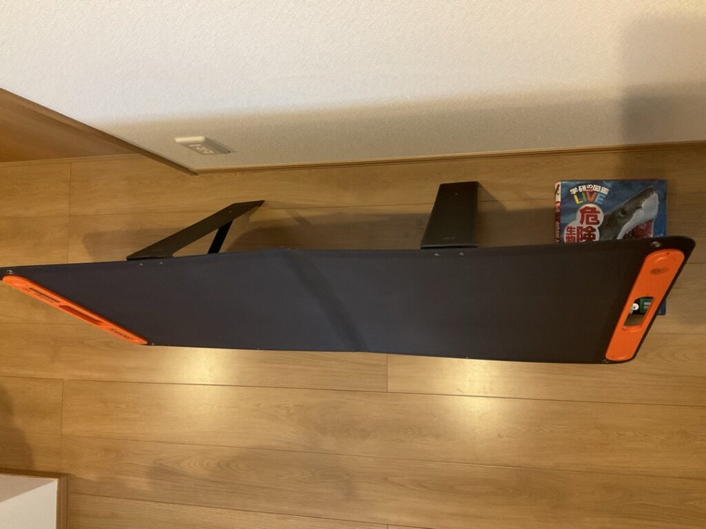 Jackery SolarSaga100を上から撮影した写真。大型図鑑より奥行きが大きいことが分かり、収納時のスペースをイメージしやすい構図。