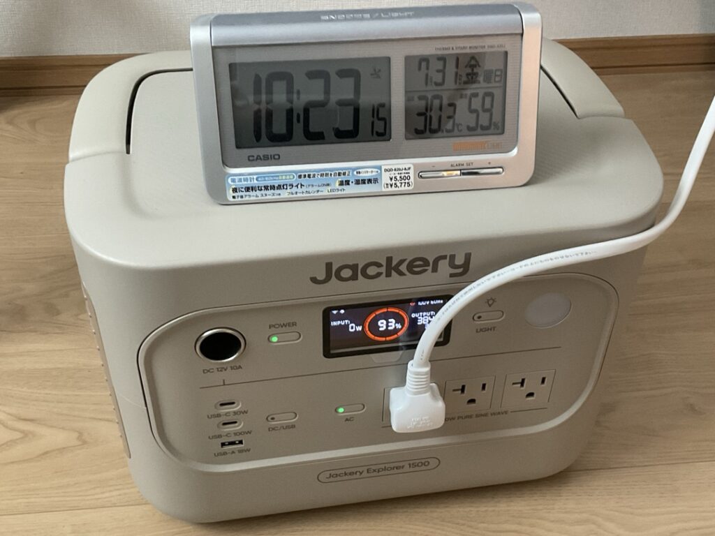 Jackery1500Newでエアコンを稼働した記録。開始時間、残量93%気温は30.3度の状態。
