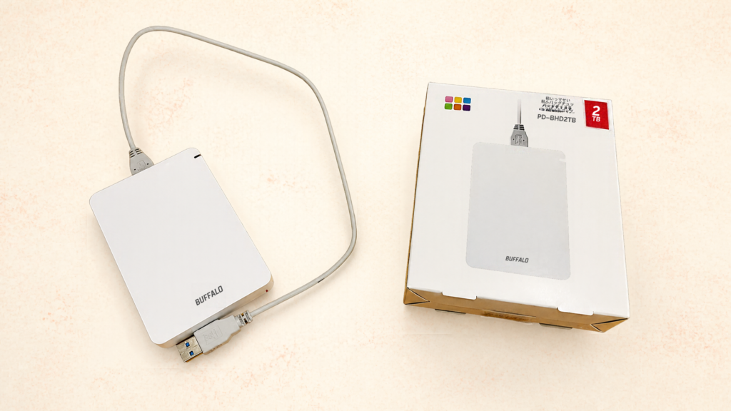 バッファローの「おもいでばこ」専用外付けHDD(2TB)と、その外箱。品番であるPD-BHDと外箱に記載あり