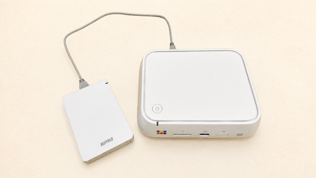 バッファローの「おもいでばこ」本体と、専用外付けHDD(2TB)を接続した状態。