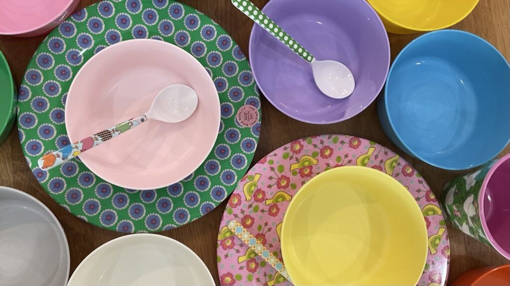 riceのメラミンプレート・ボウルとIKEAのKALASボウルをテーブルに並べた俯瞰写真